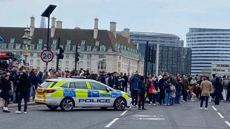 Man critical after fight on Westminster Bridge