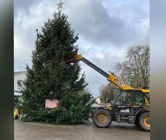 Wonky Haverhill Christmas tree outside a Wetherspoons 'de-wonked'